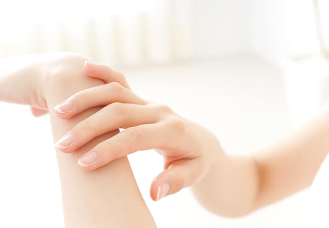 皮膚の症状に悩む女性